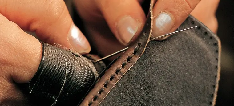 Крупный план детали обуви - качественный шов