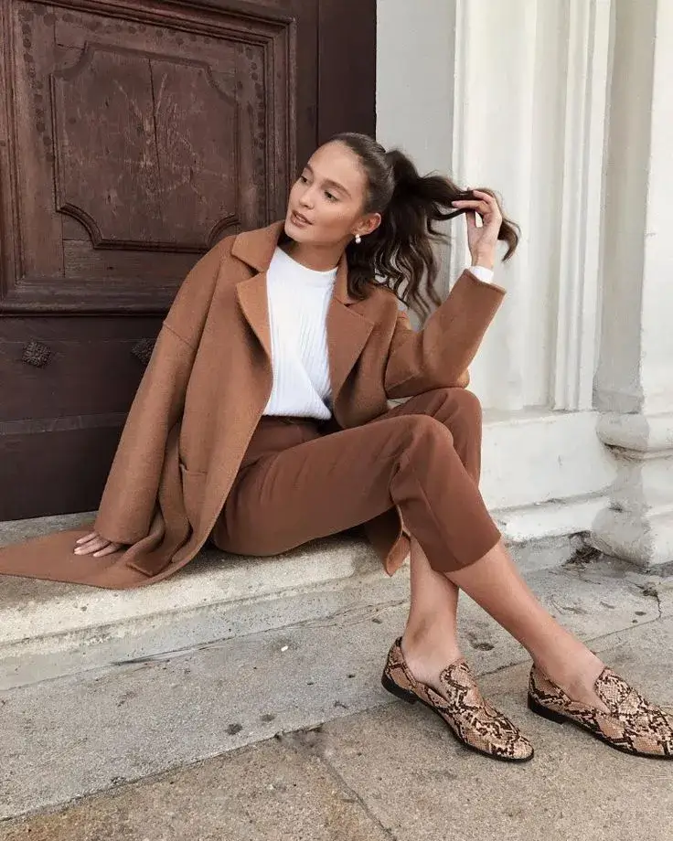 Девушка в стильном образе с обувью из прошлых коллекций